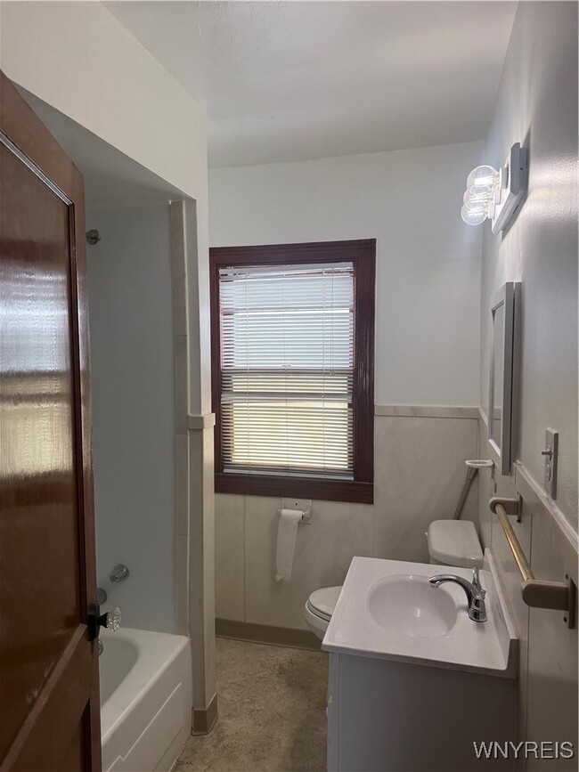 Building Photo - 84 W Hazeltine Ave