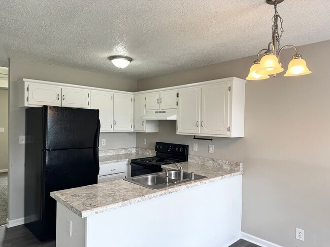 Building Photo - **Just listed**