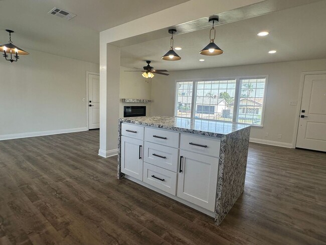 Building Photo - 3+2 RENOVATED W/Drive-Through Garage!