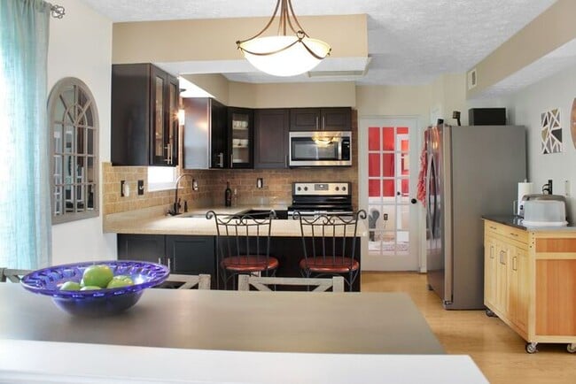 Building Photo - Charming 3-Bedroom, 2.5 Bath SFH with Fron...