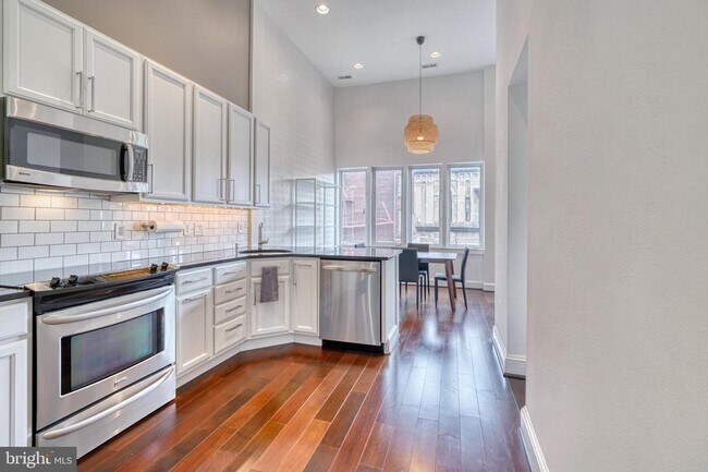 Building Photo - 12 E Mt Vernon Pl