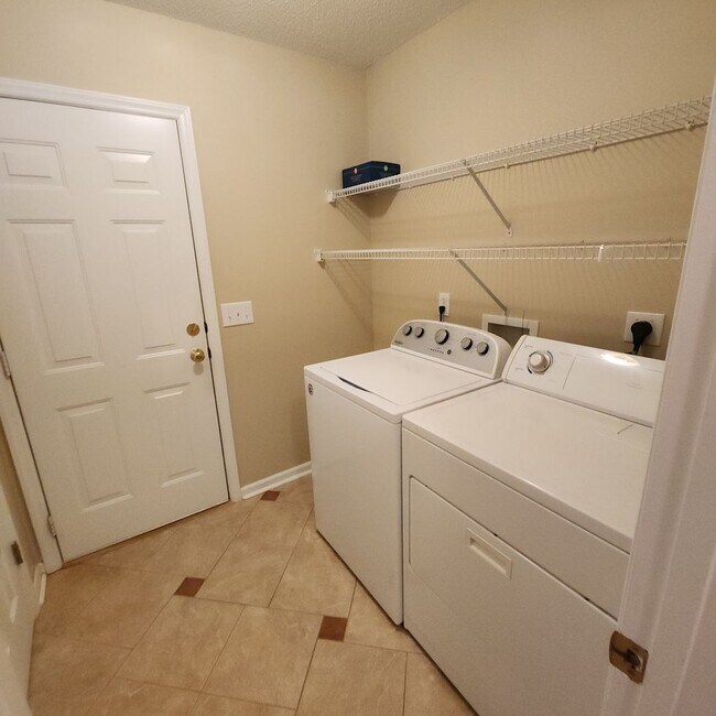 Building Photo - APPLICATIONS PENDING-One Level House with ...