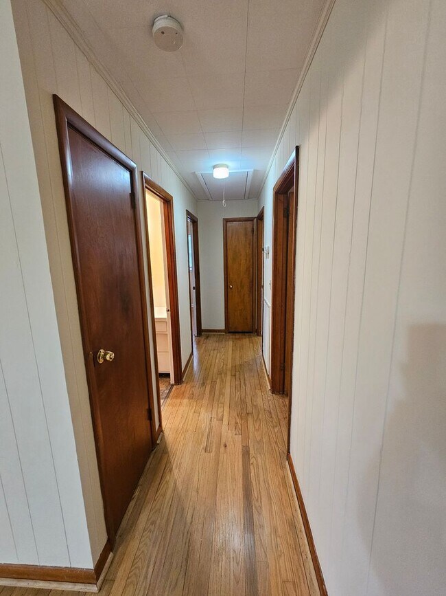 Building Photo - Beautiful 3 Bedroom Ranch in Central Manchester