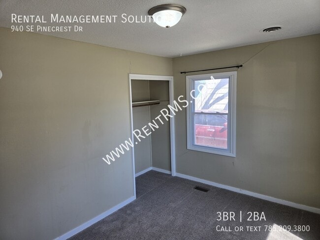 Building Photo - 940 SE Pinecrest Dr