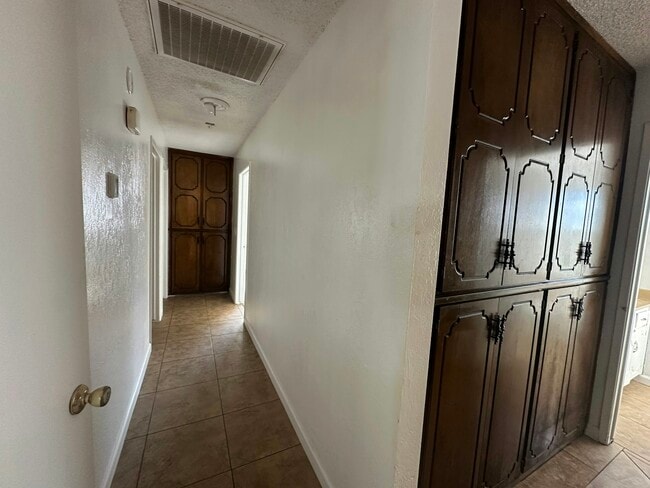 Building Photo - 1711 E Paradise Ave