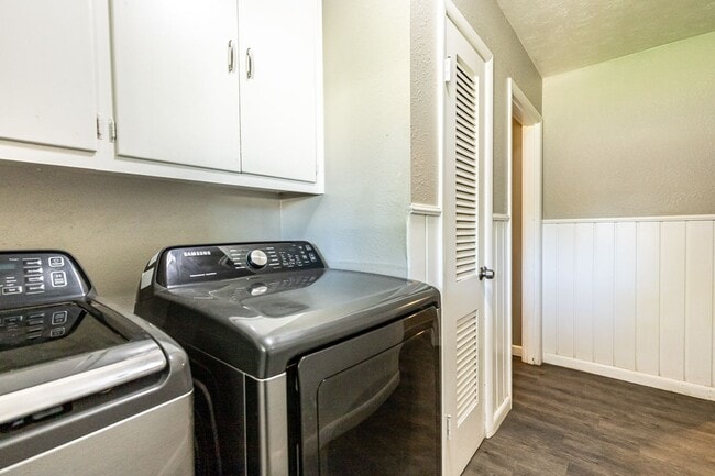 Building Photo - Large 3 bedroom with 2 living areas. Easy ...