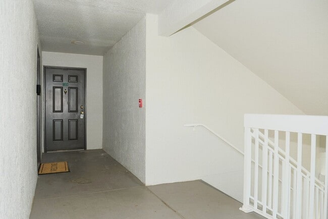 Building Photo - 2-bedroom, 2-bathroom Condo in gated commu...