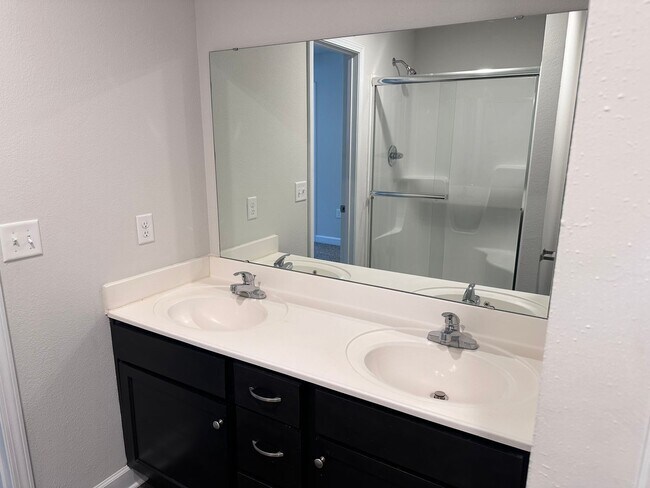 Building Photo - 1406 NE Mary Ct