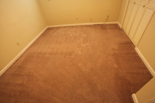 Building Photo - Hampton Drive Duplex Available August!