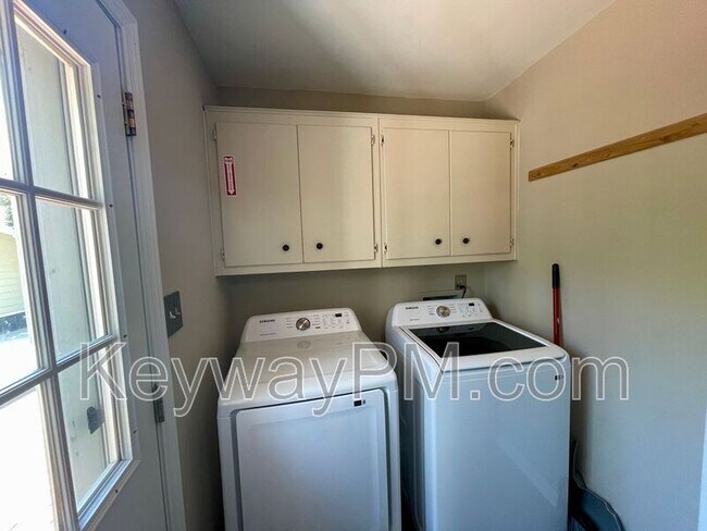Building Photo - 547 Pheasant Run Dr