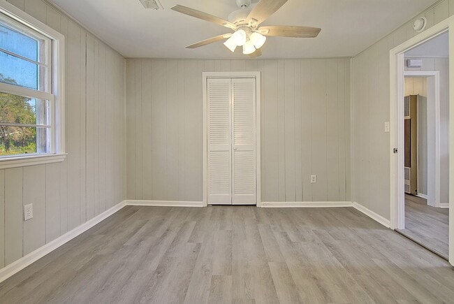 Building Photo - Modern Retreat Minutes from Downtown Charleston