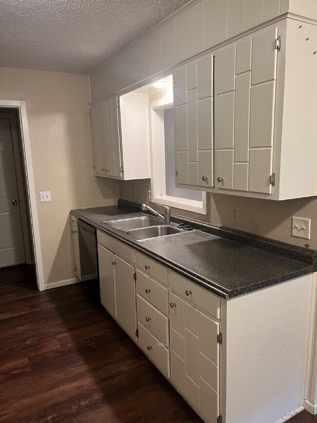 Building Photo - "Charming 3-Bedroom with 2 Full Baths in L...