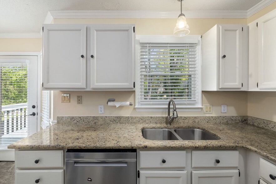 Building Photo - 940 Skylar Ct