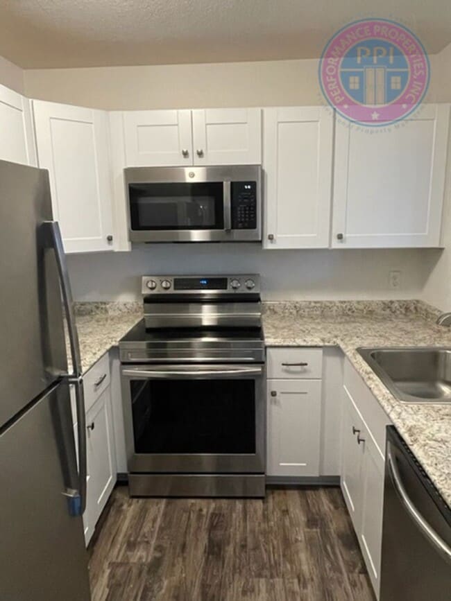 Building Photo - Desirable West Linn Location / Walk To The...