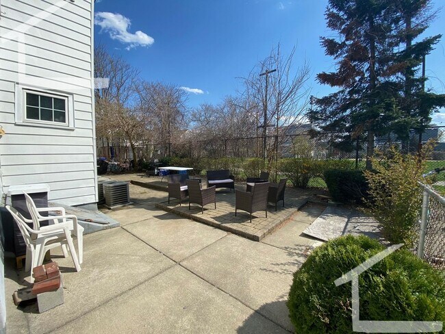 Building Photo - 23 Lothrop St
