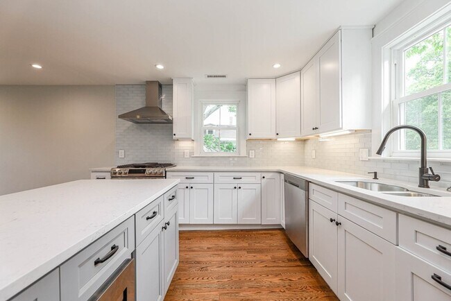 Building Photo - Modern 4bed 3 Bath with 3 parking