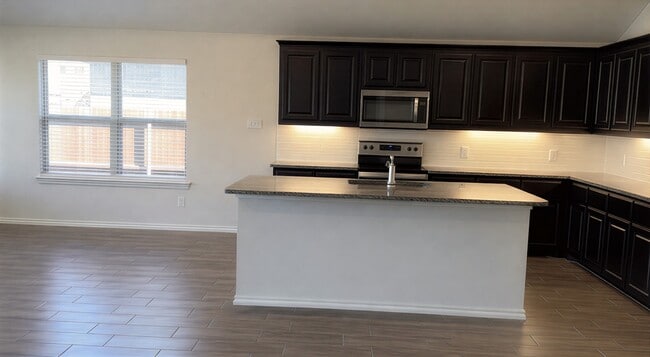 Building Photo - 3404 Tahiti