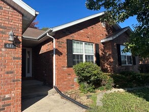 Building Photo - 647 S Hazelnut Ave