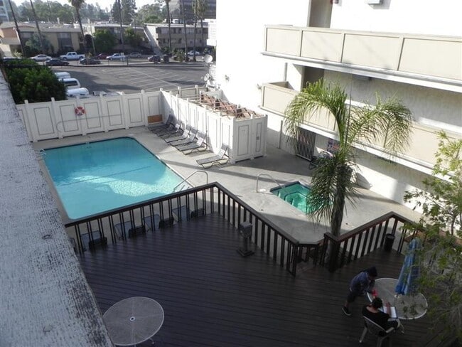 Building Photo - 2BR/2BA LOFT CONDO IN BIXBY KNOLLS