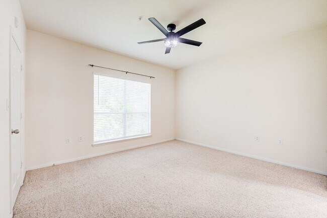 Building Photo - Home in a gated community with no back nei...
