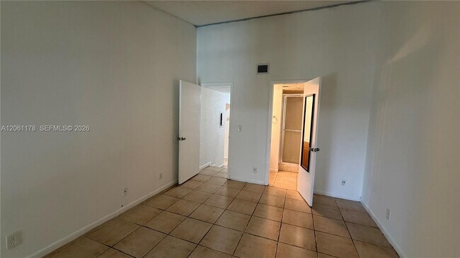 Building Photo - 2550 Riverside Dr