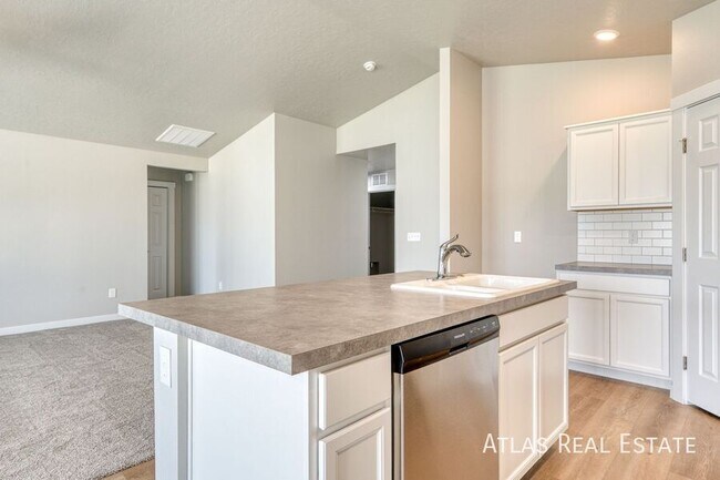 Building Photo - 1758 E Eddington St