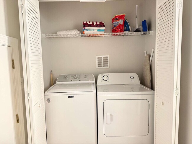 Building Photo - 4735 Vero Beach Pl