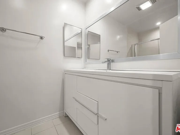 Building Photo - 423 S Rexford Dr