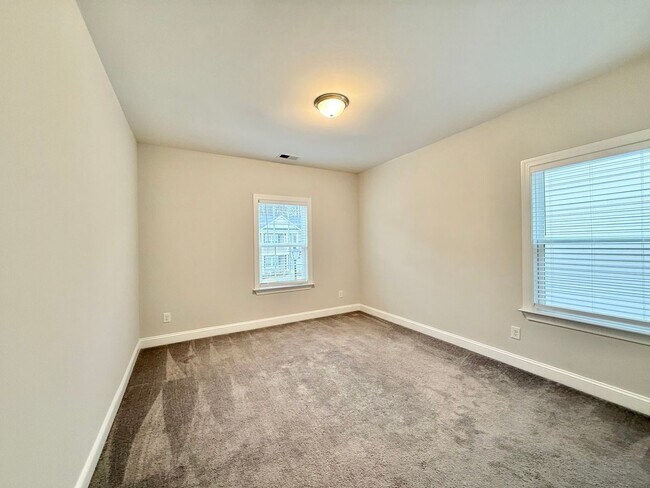 Building Photo - Gorgeous 5BD, 3BA Raleigh Home with Tons of Modern Upgrades in an HOA Community with Premier Amen...