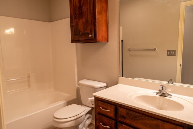 Building Photo - Beautiful 3 bed / 2 bath in New Tulsa!