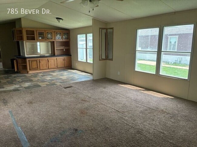 Building Photo - 785 N Bever Dr