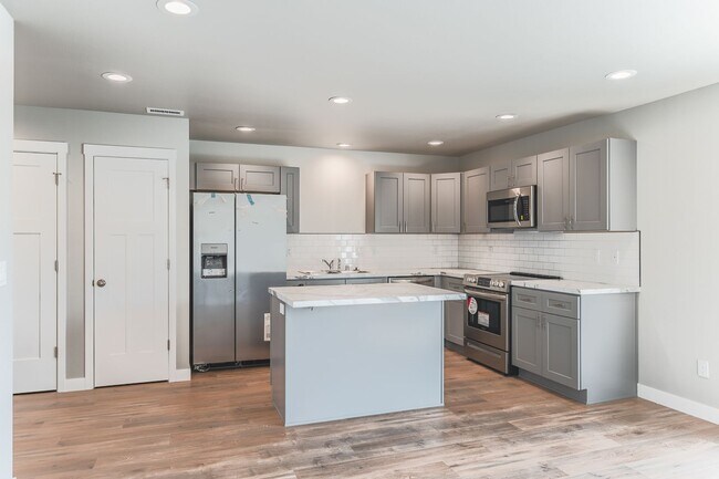 Building Photo - 3 Bed, 2.5 Bath Duplex in Royal City