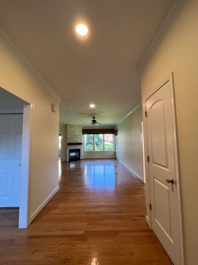 Building Photo - Gorgeous, updated 4 bedroom 2 bathroom hom...