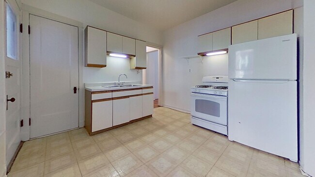 Building Photo - Raised First Floor North Center Two Bedroom