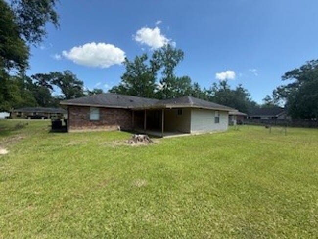 Building Photo - Vintage single story brick home
