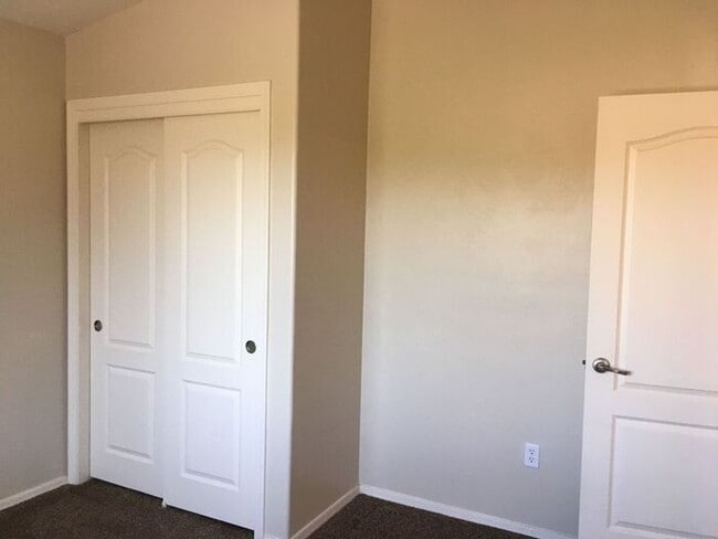 Building Photo - Sun-Drenched 3BR Tucson Residence with Expansive Backyard & Covered Patio