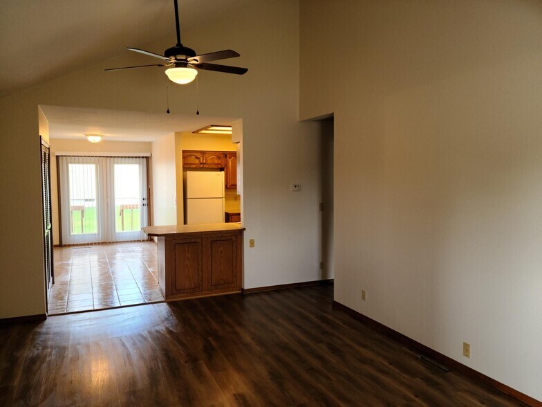 Building Photo - 653 Pine Ridge St