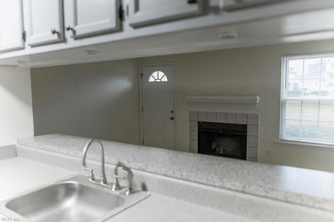 Building Photo - 613 Pylon Ct