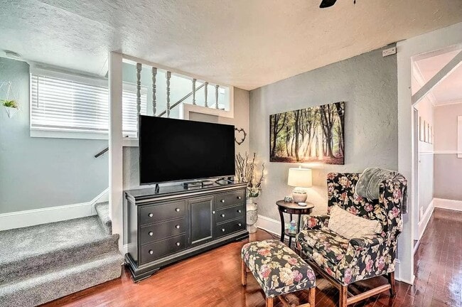 Building Photo - 325 W Spring St