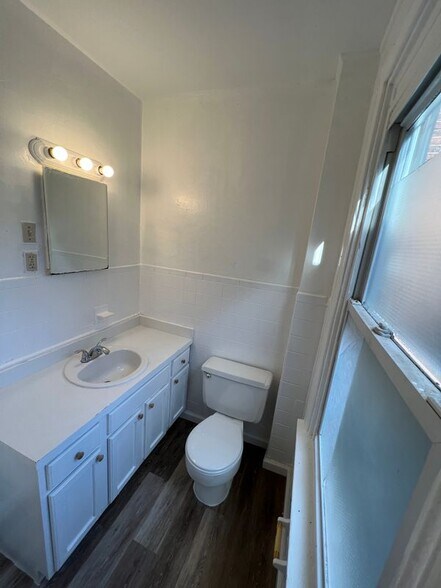 Building Photo - 806 Ferry St