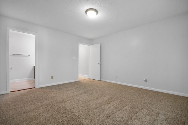 Building Photo - Pet Friendly Five Bedroom!