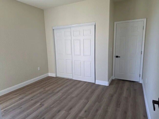 Building Photo - Cozy, comfortable and large living space for a family