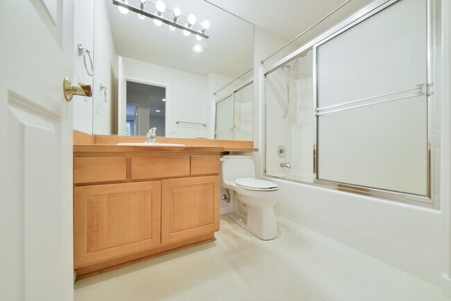Building Photo - Nice 5 Bed / 2.5 bath house for rent in Kenmore.