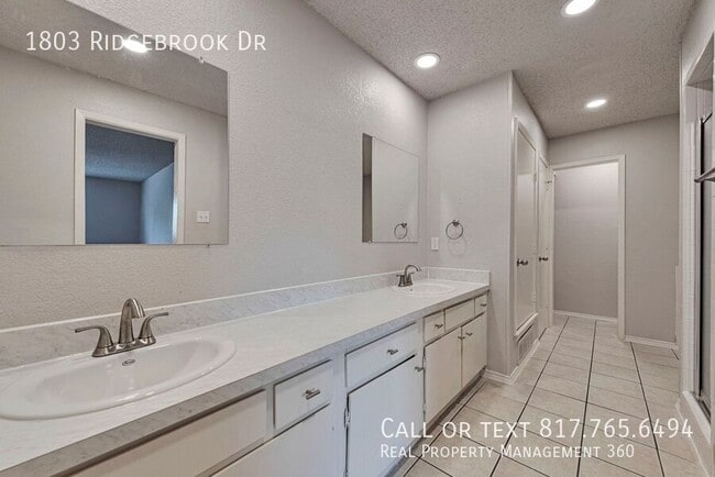 Building Photo - 1803 Ridgebrook Dr