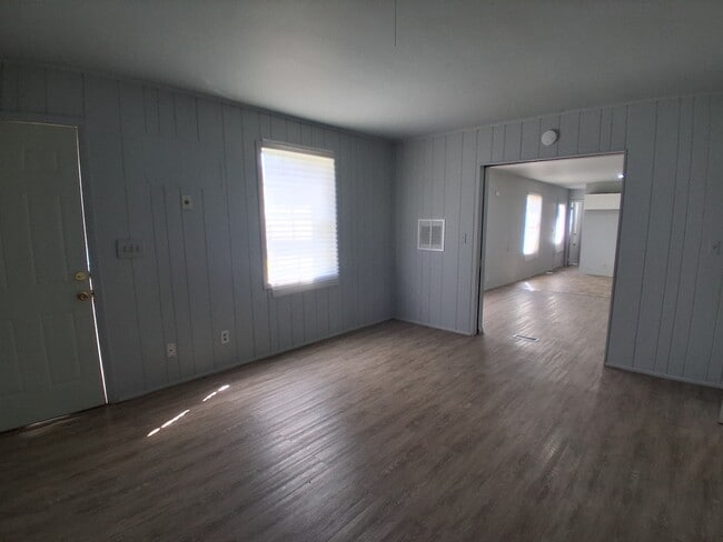 Building Photo - 1709 Crestview Dr