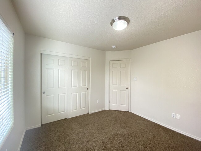 Building Photo - GATED COMMUNITY - 2 Story Townhouse - All BR Upper Level