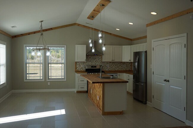 Building Photo - 3 Bedroom 2 Full bathrooms w/ Bonus room in Richlands!