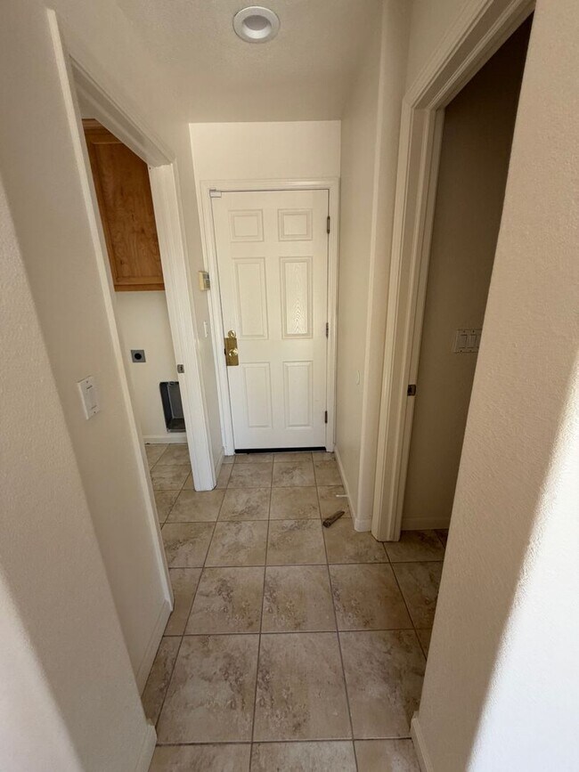 Building Photo - 702 Chandon Dr
