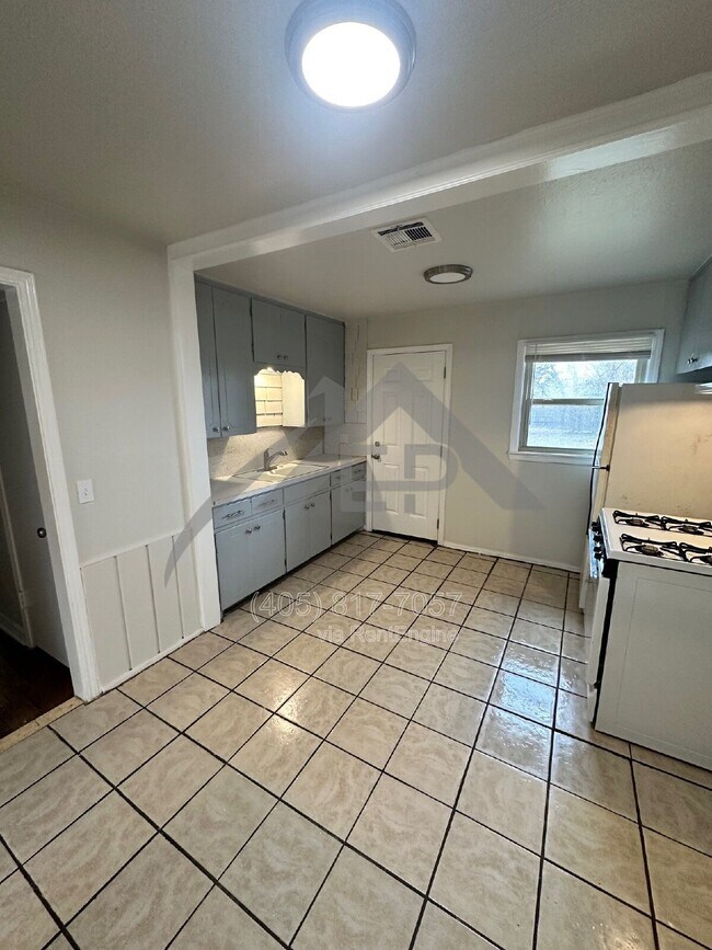 Building Photo - 216 W 4th St