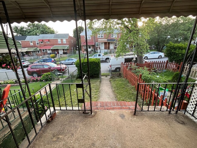Building Photo - Freshly Renovated Row Home with Beautiful ...
